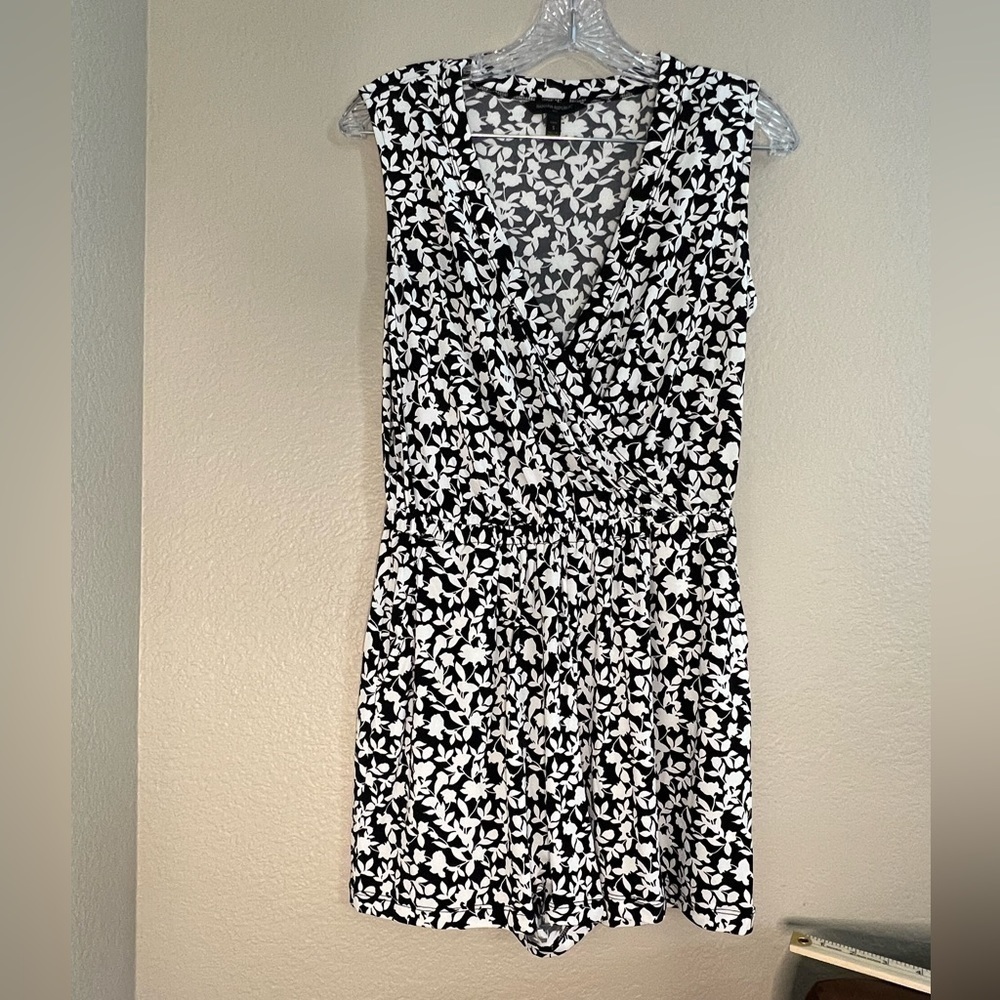 BANANA republic, white and navy blue romper, size small